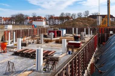 İnşaat alanı inşaatı başlıyor. Takviye ve beton.