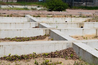 İnşaat halindeki bir binanın beton temeli..