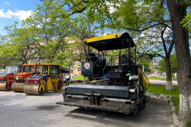 Yol kenarında asfalt döşemek için yıpranmış inşaat malzemeleri..