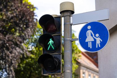 Yanan yeşil bir renkle karşıdan karşıya geçmek için sokak yaya trafik ışığı. Yakın plan..