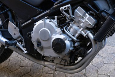 Gümüş metalik motosiklet motorunun yan görüntüsü. Yakın plan..