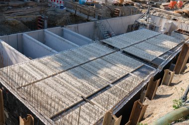 Bir konut inşaatı sırasında vakıf çalışmalarının başladığı bir inşaat alanının havadan görünüşü.