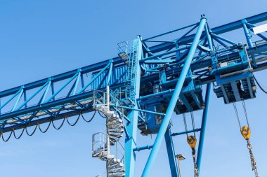 Sürücü kabini ve mavi gökyüzüne karşı bir vinç parçası. Kapat..