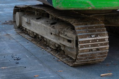 Bir inşaat sahasındaki çelik tırtıl izleri yakın zamanda kullanıldığını gösteriyor. Bu ekipman inşaat ve kazı işlerinde hayati bir rol oynar.