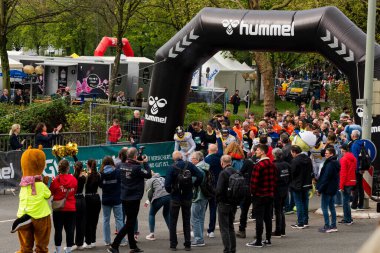 ALMANY, PADERBORN, 77 EASTER RUN, 04-19-2025. Koşucular şişme kemerin altından başlıyor. Koşucular hazırlanırken atmosfer gergin. Sadece editör kullanımı.