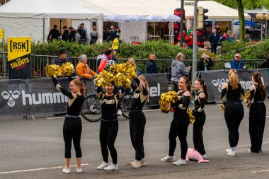 ALMANY, PADERBORN, 77 EASTER RUN, 04-19-2025. Siyahlı ponpon kızlar açık hava spor etkinliklerinde ponpon kızlarıyla performans sergilerler..