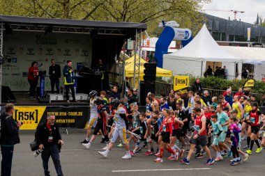 ALMANY, PADERBORN, 77 EASTER RUN, 04-19-2025. Önünde iki futbolcu bulunan koşucular sadece başlangıç çizgisine gidiyor..