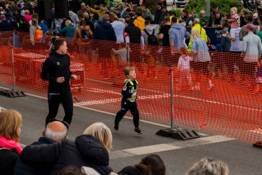 ALMANY, PADERBORN, 77 EASTER RUN, 04-19-2025. Bir baba ve oğlu Almanya 'nın Paderborn kentinde Paskalya maratonunu tamamlıyor. Sadece editör kullanımı.