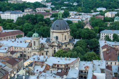 Lviv Ukrayna 'daki Dominik Kilisesi' nin yukarısından, eski şehir binaları ve ağaçlarıyla çevrili kendine özgü kubbesi ile şehir çevresi ve tarihsel önemi hakkında pitoresk bir bakış açısı sunuyor..