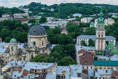 Lviv Ukrayna 'nın pitoresk kentsel manzarasından, çeşitli mimari yapıları ve ağaçlarla çevrili dikkat çekici kuleleri, tarihi cazibesini ve kentsel dokusunu gözler önüne serer..