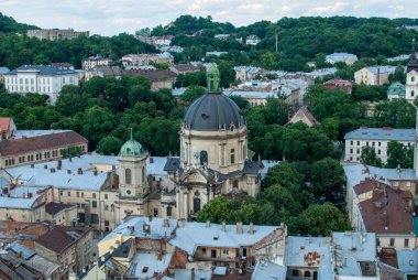 Lviv Ukrayna 'daki Dominik Kilisesi' nin yukarısından, eski şehir binaları ve ağaçlarıyla çevrili kendine özgü kubbesi ile şehir çevresi ve tarihsel önemi hakkında pitoresk bir bakış açısı sunuyor..
