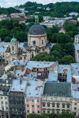 Lviv Ukrayna 'daki Dominik Kilisesi' nin yukarısından, eski şehir binaları ve ağaçlarıyla çevrili kendine özgü kubbesi ile şehir çevresi ve tarihsel önemi hakkında pitoresk bir bakış açısı sunuyor..