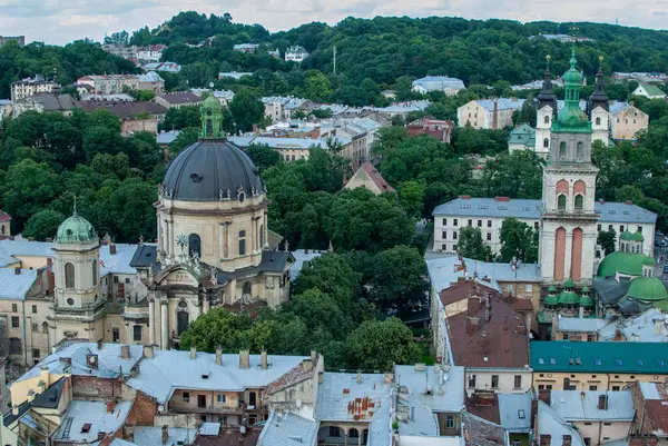 Lviv Ukrayna 'nın pitoresk kentsel manzarasından, çeşitli mimari yapıları ve ağaçlarla çevrili dikkat çekici kuleleri, tarihi cazibesini ve kentsel dokusunu gözler önüne serer..