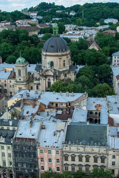 Lviv Ukrayna 'daki Dominik Kilisesi' nin yukarısından, eski şehir binaları ve ağaçlarıyla çevrili kendine özgü kubbesi ile şehir çevresi ve tarihsel önemi hakkında pitoresk bir bakış açısı sunuyor..