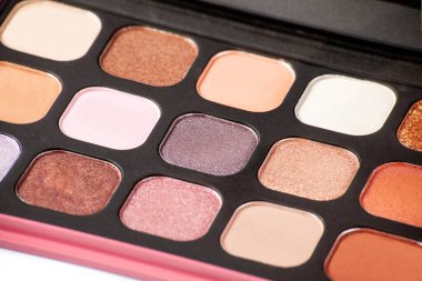 Kahverengi tonlarda palet, mat ve ışıltılı göz farları beyaz arka planda izole edilmiş, üst manzara. Makyaj için sonbahar göz falı paleti.