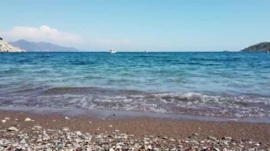 Sakin sulara demirlenmiş teknelerle dolu bir deniz manzarası. Deniz dalgaları. Turunc, Türkiye - 4 Eylül 2021