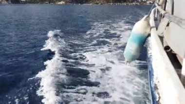 Eski tekne çamurluğu deniz suyuna karşı tampon. hareket eden yat.