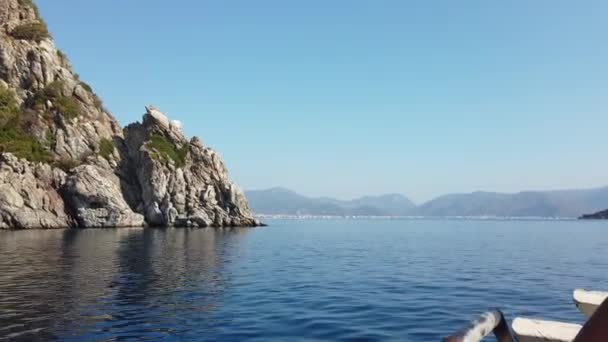 Medelhavets Steniga Stränder Med Gröna Träd Och Landskap Utsikt Från — Stockvideo