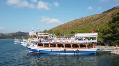 Denizde bir eğlence yatı. Dalgalarda Türk bayrağı taşıyan insanlarla dolu bir turist gemisi. Gezinti gemisi. Marmaris, Türkiye - 9 Eylül 2021