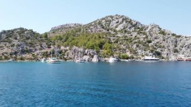 Türkiye kıyısı yakınlarındaki Ege Denizi 'nde demirlemiş beyaz yelkenli yatlar. Lüks beyaz tekne yatı. Denizdeki gemiler. Deniz yolculuğu. Tekneden görüntü. Marmaris, Türkiye - 9 Eylül 2021