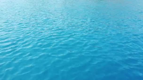 Γαλάζια Επιφάνεια Τυρκουάζ Κύματα Διαφανές Θαλασσινό Νερό Απεσταλμένη Εικόνα Για — Αρχείο Βίντεο