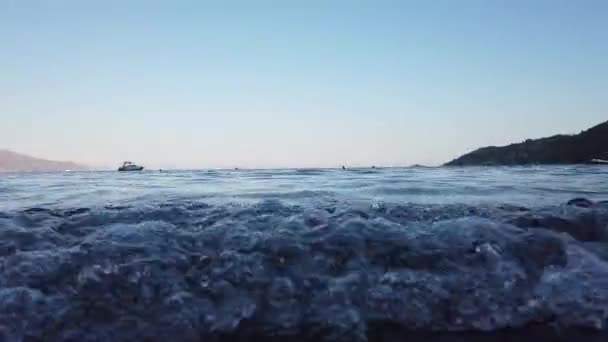 ビーチで波の低角度ショット 夏に澄んだ水を閉じます 海の波のスプラッシュ 水中で波を打ち砕く — ストック動画