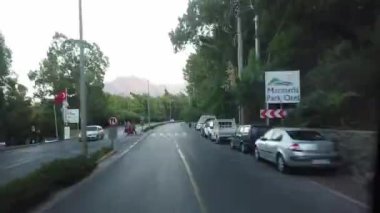 Türkiye 'de dağlardan ve vadi manzaralı dağ yolundan geçen Hızlı Sürücü POV' u. Türkiye, Marmaris - 10 Eylül 2021