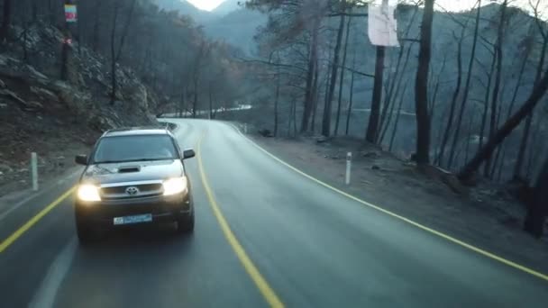 Samochodem Jadącym Górską Drogą Pickup Ciężarówka Porusza Się Drodze Węża — Wideo stockowe