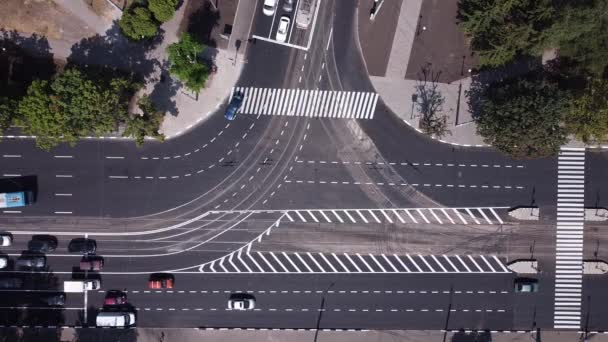 Von Oben Nach Unten Fahren Autos Einer Kreuzung Stadtverkehr Kreuzungsbereich — Stockvideo