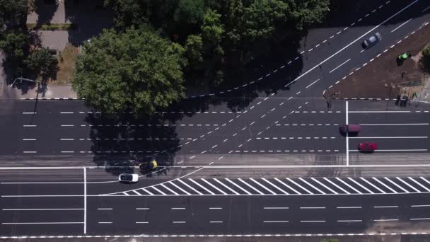 自上而下的汽车在十字路口行驶 城市交通在十字路口 从空中俯瞰移动的汽车 — 图库视频影像