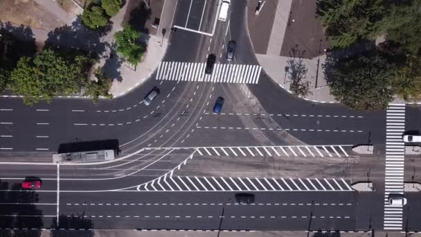 自上而下的汽车在十字路口行驶 城市交通在十字路口 从空中俯瞰移动的汽车 — 图库视频影像