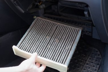 AR kabini değiştirmek arabayı filtrelemek. Kirli Hava Filtresi Değiştiriliyor.