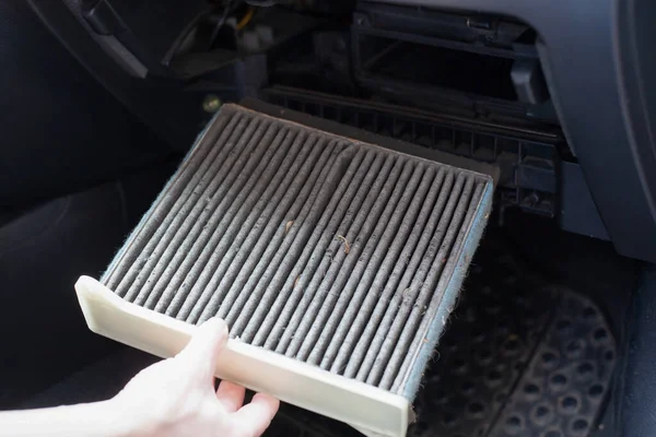 Den Innenraumfilter Des Autos Austauschen Schmutziger Luftfilter Wird Ersetzt — Stockfoto