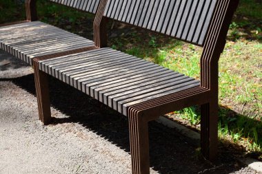 Şehir parkındaki ahşap bank..