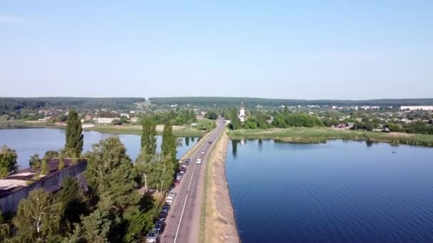田舎の大きな湖を通り抜ける道 ウクライナの大きな貯水池 ウクライナ Staryi Saltiv 2021年8月7日 — ストック動画