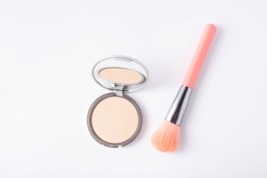 Makyaj fırçalı güzel bir göz falı masanın üstünde duruyor. Makyaj ürünü.