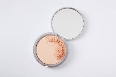 Beyaz üzerine güzel bir göz falı ve ezilmiş bir örnek. Makyaj ürünü.