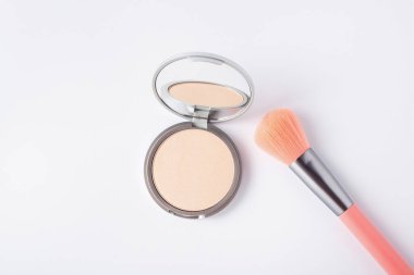 Makyaj fırçalı güzel bir göz falı masanın üstünde duruyor. Makyaj ürünü.