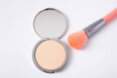 Makyaj fırçalı güzel bir göz falı masanın üstünde duruyor. Makyaj ürünü.