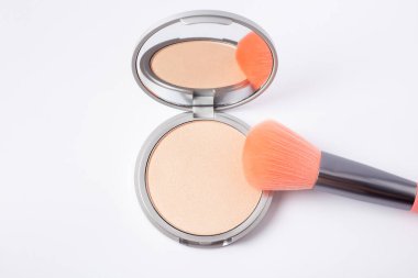 Makyaj fırçalı güzel bir göz falı masanın üstünde duruyor. Makyaj ürünü.