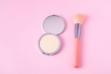 Makyaj fırçası ile güzel bir göz fonu paleti pembe arka plan görünümünde uzanıyor. Makyaj ürünü.