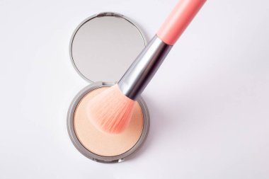 Makyaj fırçası göz farı görüntüsü seçer. Makyaj ürünü.