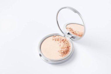 Beyaz üzerine güzel bir göz falı ve ezilmiş bir örnek. Makyaj ürünü.