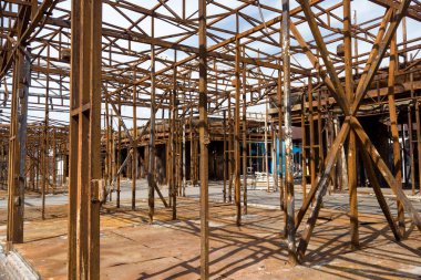 Yangından sonra kömürleşmiş pazar tezgahları ve metal yapılar. yanmış metalik kaplar.