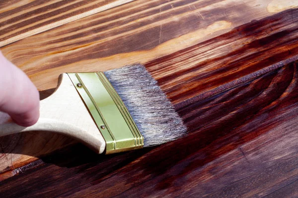 Tahta Tahtaların Yarısı Leke Ile Kaplı Ahşap Saplı Bir Fırça — Stok fotoğraf