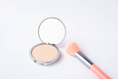 Makyaj fırçalı güzel bir göz falı masanın üstünde duruyor. Makyaj ürünü.