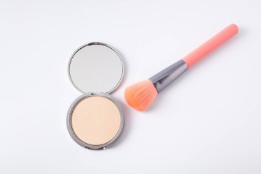 Makyaj fırçalı güzel bir göz falı masanın üstünde duruyor. Makyaj ürünü.