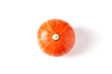 Balkabağı beyaz arka planda izole edilmiş. Turuncu balkabağı izole edildi.