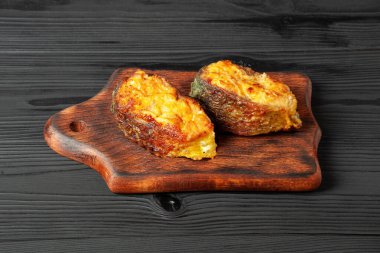 Tahtada kızarmış balık. Tahtada balık bifteği.