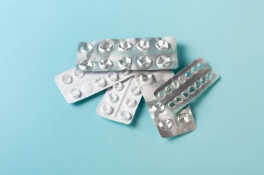 Çeşitli hap ve tabletlerin su toplaması. Sağlık ve kendi kendini tedavi etme konsepti. Haplar arka plan